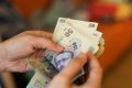 Alocațiile și indemnizațiile sociale se plătesc mai devreme în aprilie. Când intră banii potrivit ANPIS
