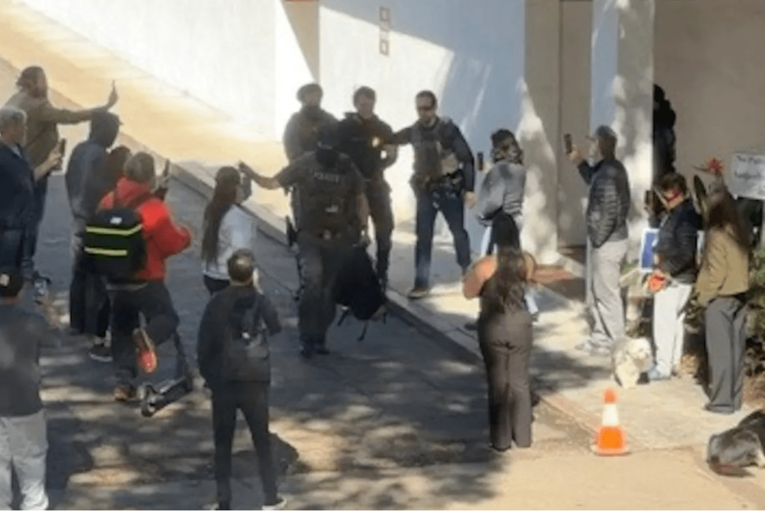 Apărare împotriva ICE: Comunitate, Democrație și Control Local, pe muchie de cuțit