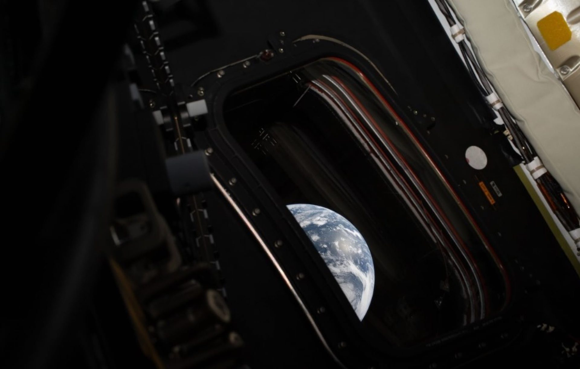 Imagini spectaculoase din spațiu: Cum arată Pământul văzut de astronauții Artemis II Primele fotografii ale Pământului, realizate de echipajul misiunii Artemis II, au fost transmise pe Pământ, oferind o perspectivă unică asupra planetei noastre