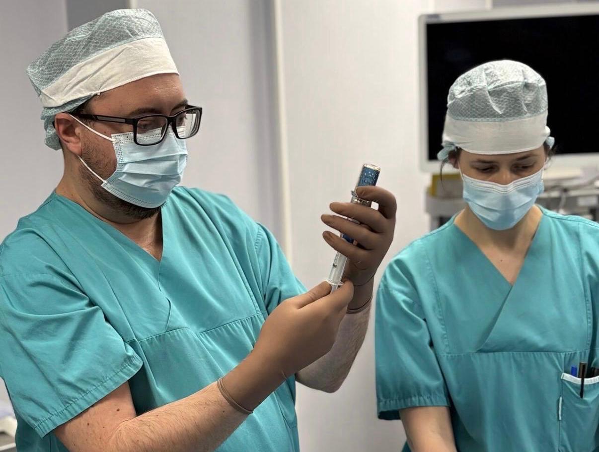 O nouă procedură medicală ameliorează calitatea vieții pacienților cu cancer de prostată Spitalul MedLife Polisano din Sibiu a realizat, în premieră, o procedură modernă de implantare a unui spacer rectal, o intervenție minim-invazivă care are ca scop principal reducerea efectelor adverse ale radioterapiei în tratamentul cancerului de prostată