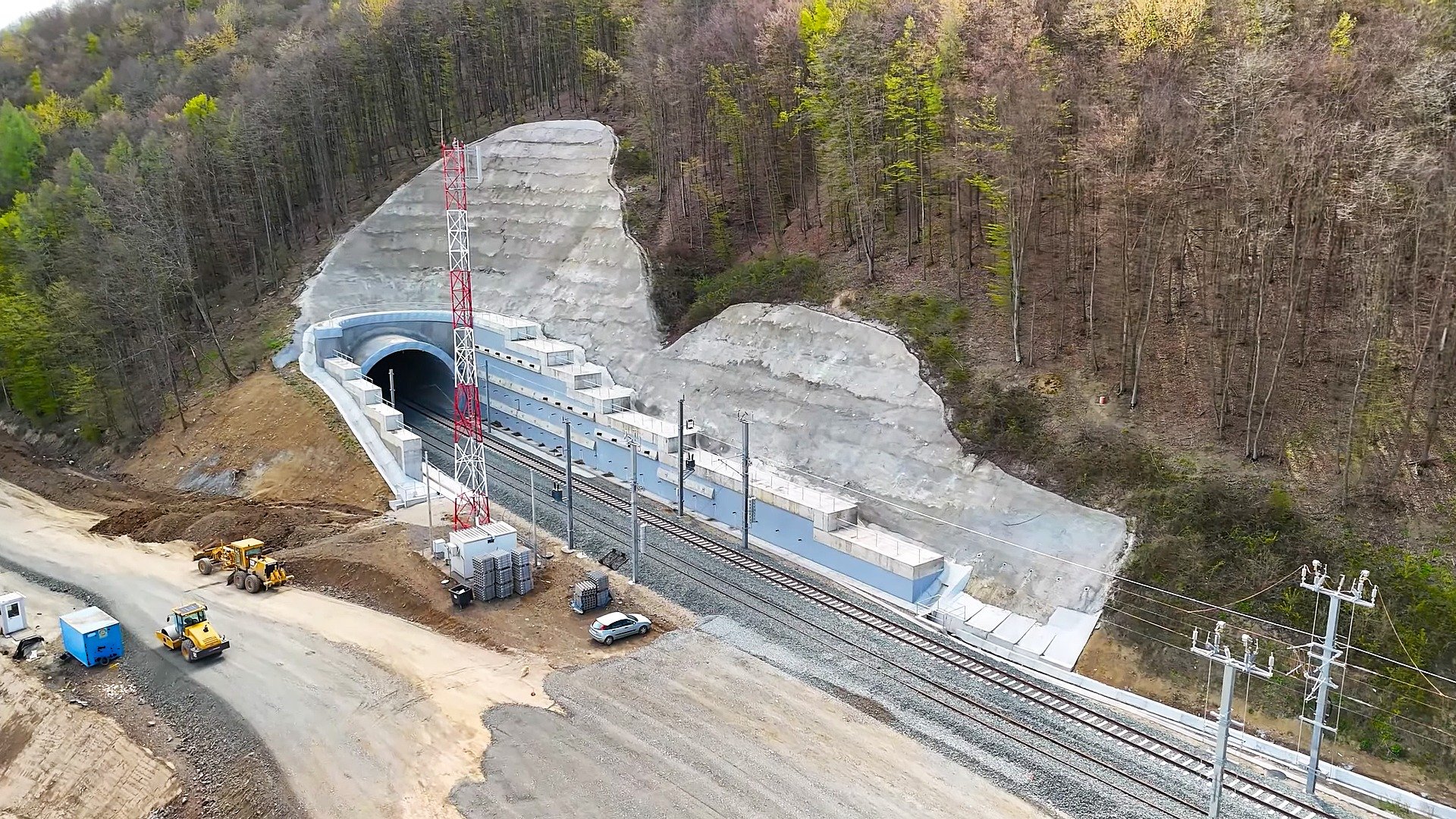 Au început săpăturile la un nou tunel pe autostrada Sibiu-Pitești București – Lucrările la un nou tunel de pe autostrada Sibiu-Pitești au demarat, conform anunțului făcut luni de Cristian Pistol, directorul Companiei Naționale de Administrare a Infrastructurii Rutiere (CNAIR)