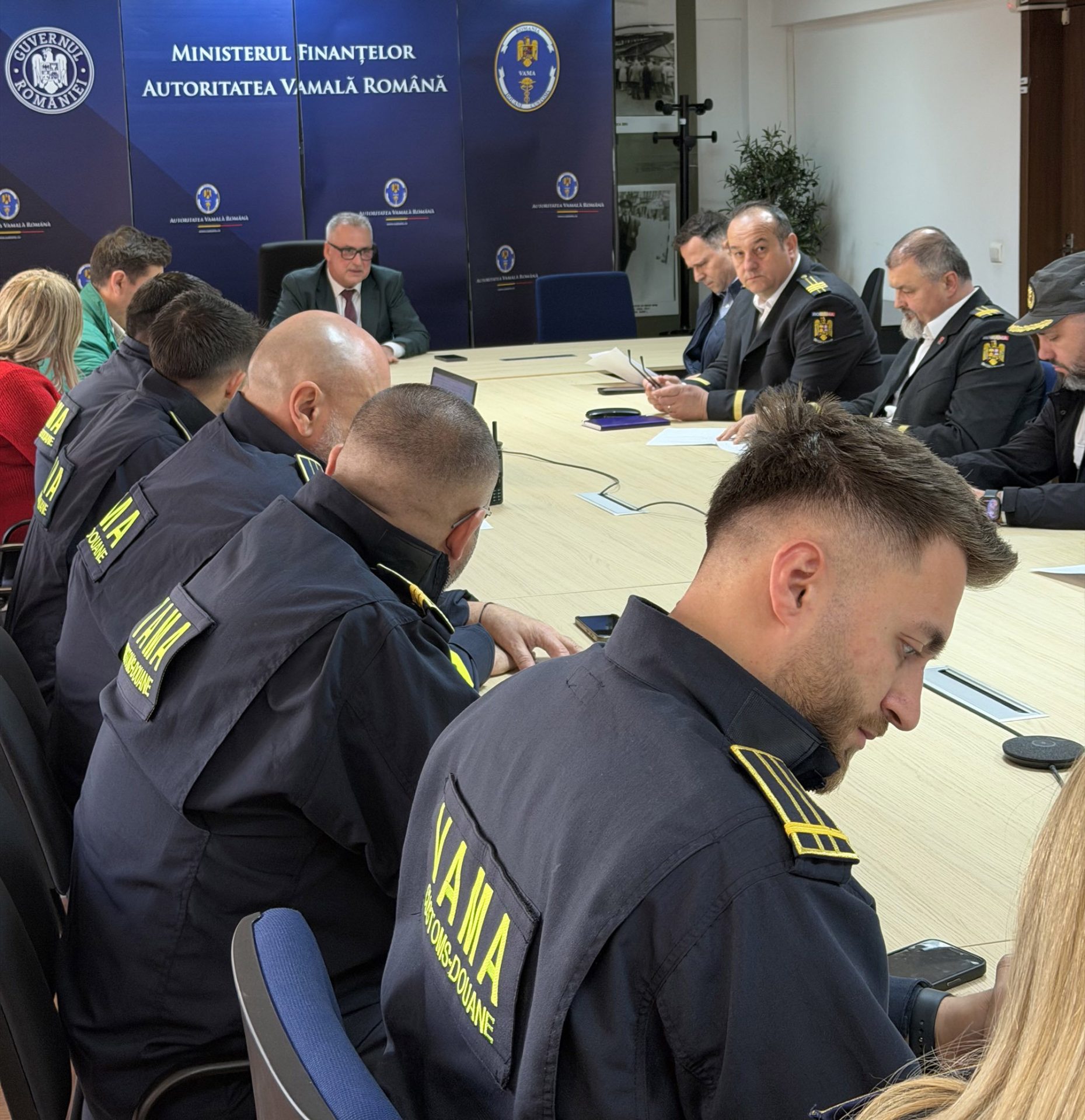 Controale masive la depozitele de legume-fructe din import Autoritatea Vamală ROMÂNĂ, împreună cu Agenția Națională de Administrare Fiscală – Direcția Generală Antifraudă Fiscală și Autoritatea Națională Sanitară Veterinară și pentru Siguranța Alimentelor, au demarat o acțiune amplă de control