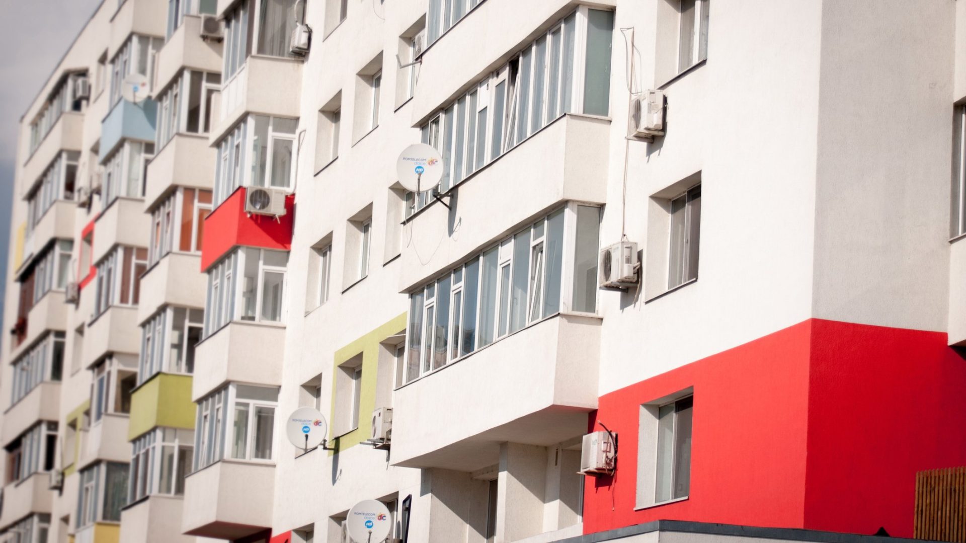 Un proiect de hotărâre care vizează interzicerea panourilor publicitare LED pe fațadele clădirilor din PLOIEȘTI a fost lansat în transparență decizională de către Primărie