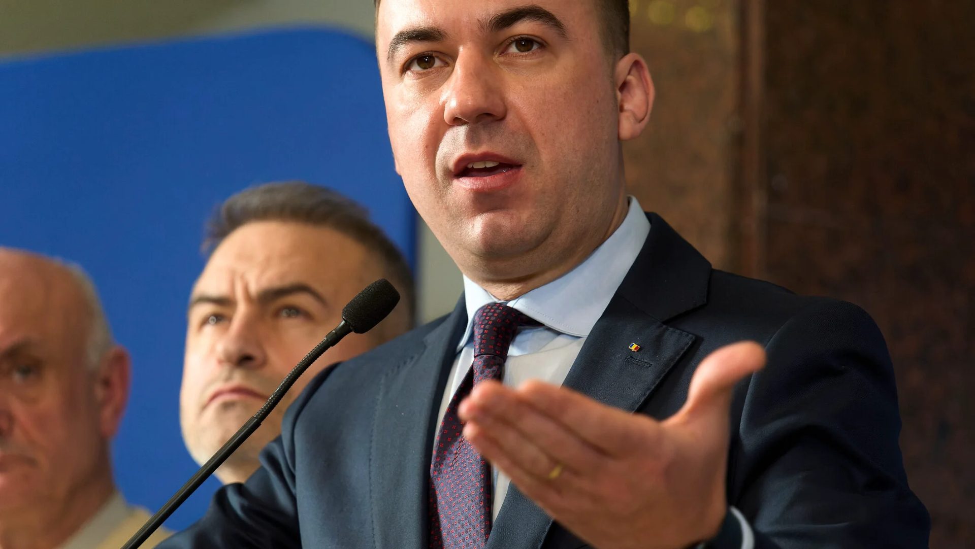 Prețurile carburanților, influențate de redeschiderea Strâmtorii Ormuz, vor scădea semnificativ în aproximativ 45-50 de zile, conform declarațiilor ministrului Bogdan Ivan, citat de surse oficiale