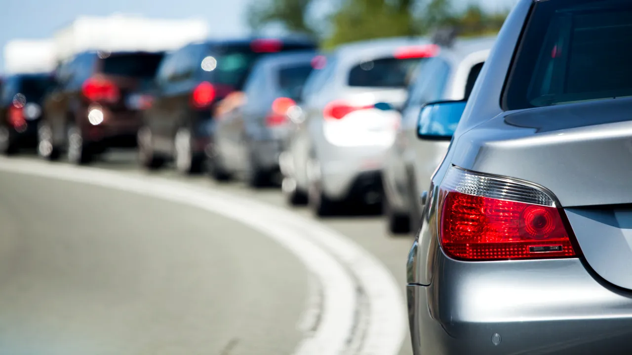 Restricții rutiere pentru camioane în perioada sărbătorilor pascale din 2026 În contextul apropiatei minivacanțe de Paște, Compania Națională de Administrare a Infrastructurii Rutiere (CNAIR) a anunțat restricții de circulație pentru vehiculele de transport marfă cu masa totală maximă autorizată de peste 7,5 tone