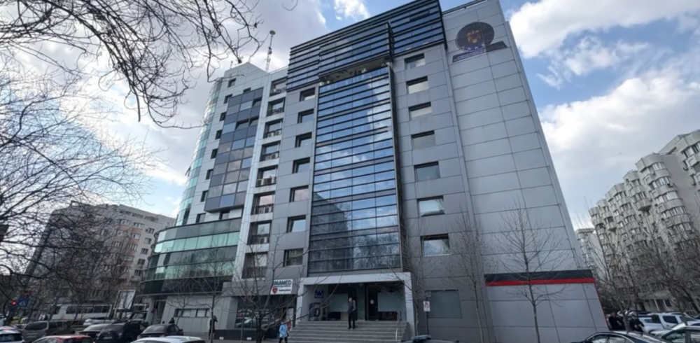 Instituții publice din București, acuzate că direcționează fonduri către firme apropiate de partidele de la putere Autoritatea Națională de Reglementare pentru Serviciile Comunitare de Utilități Publice (ANRSC) a mutat sediul într-o clădire deținută de sponsori ai Partidului Social Democrat (PSD), conform unei investigații jurnalistice