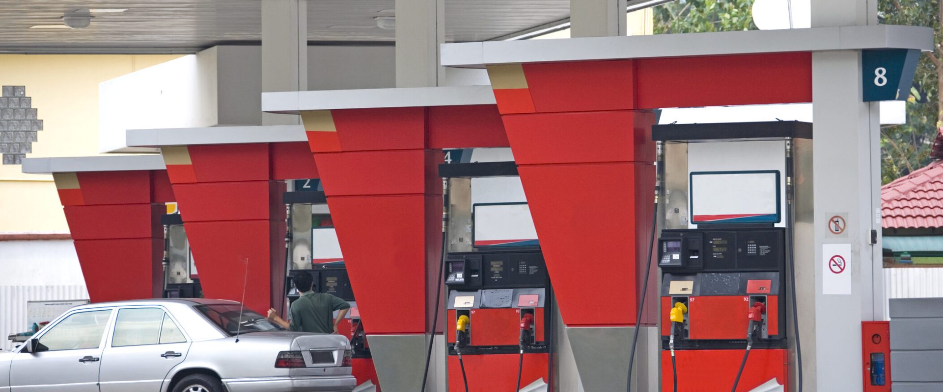 Benzina și motorina se ieftinesc DUMINICĂ. Cât scoți din buzunar pentru un plin