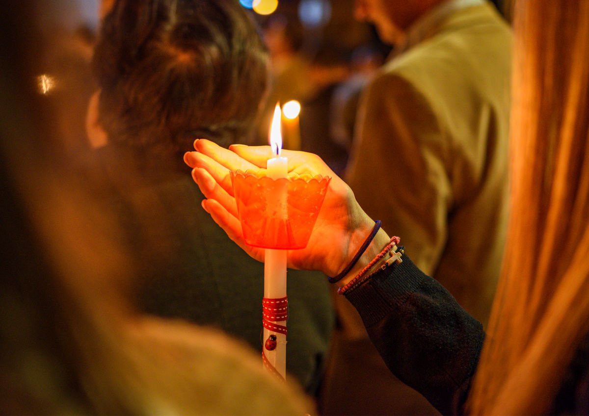 Ce faci cu lumânarea de la Înviere? Când și cum o poți folosi, fără să o arunci