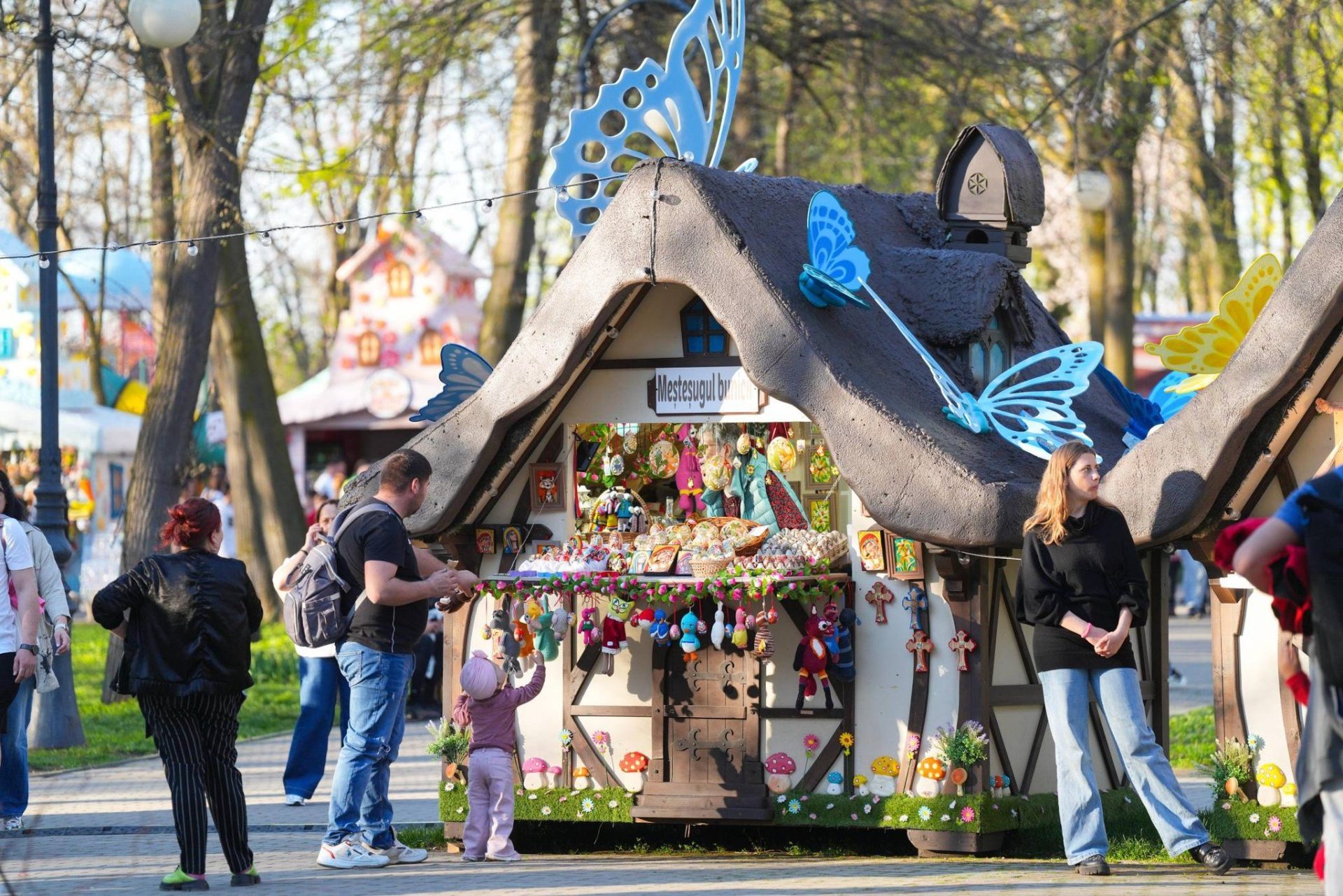 Craiova și Timișoara, vedetele târgurilor de Paște din 2026, promit experiențe de neuitat Sărbătorile pascale din 2026 aduc în prim-plan o gamă variată de târguri, de la cele spectaculoase, cu decoruri elaborate, până la cele dedicate tradițiilor și atmosferei relaxate