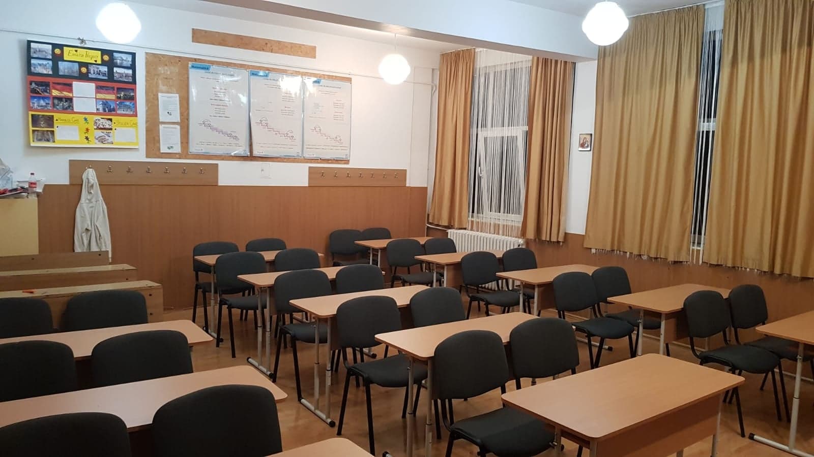 Programele școlare pentru clasa a IX-a, aproape gata: Manualele, așteptate din toamnă Iași – Elevii de clasa a IX-a vor începe noul an școlar cu programe aproape finalizate