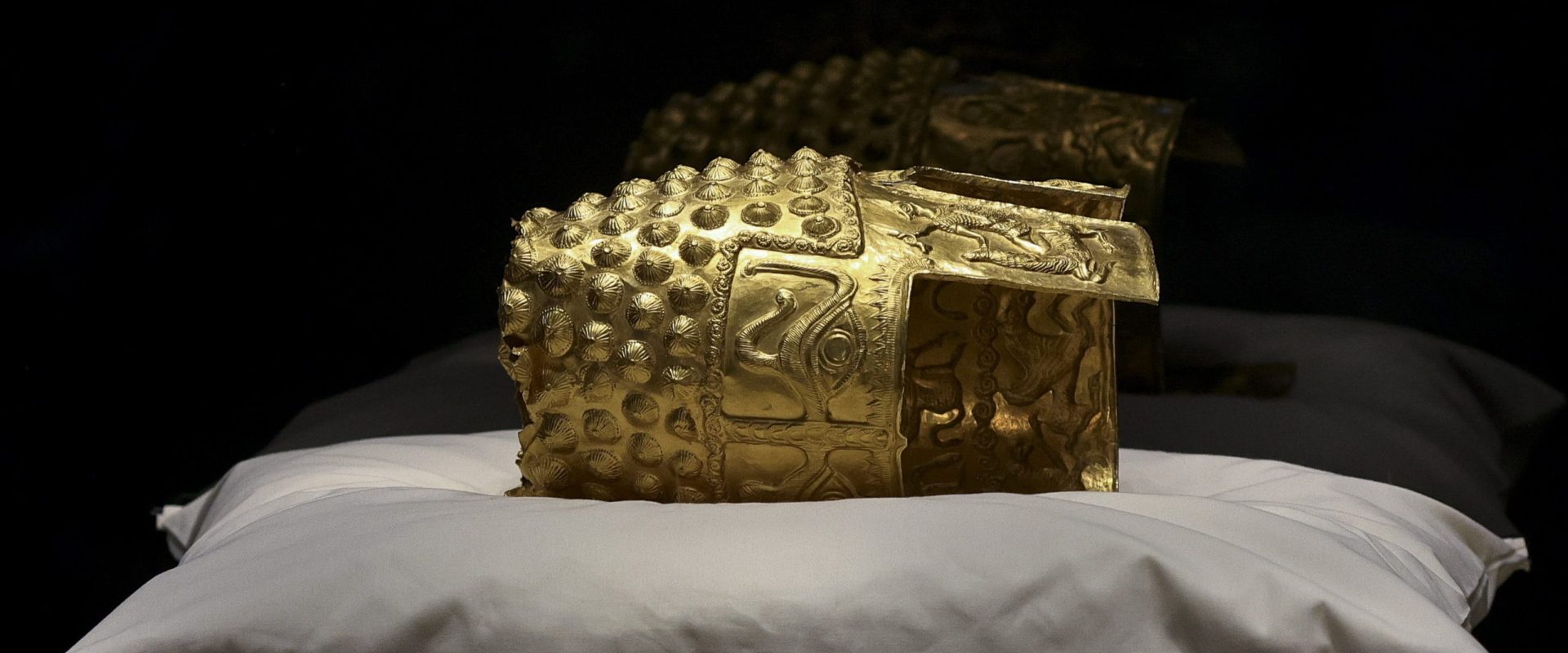 Coiful de la Coțofenești, ACASĂ: Artefactul, expus la Muzeul Național de Istorie. A treia brățară, mister (FOTO)