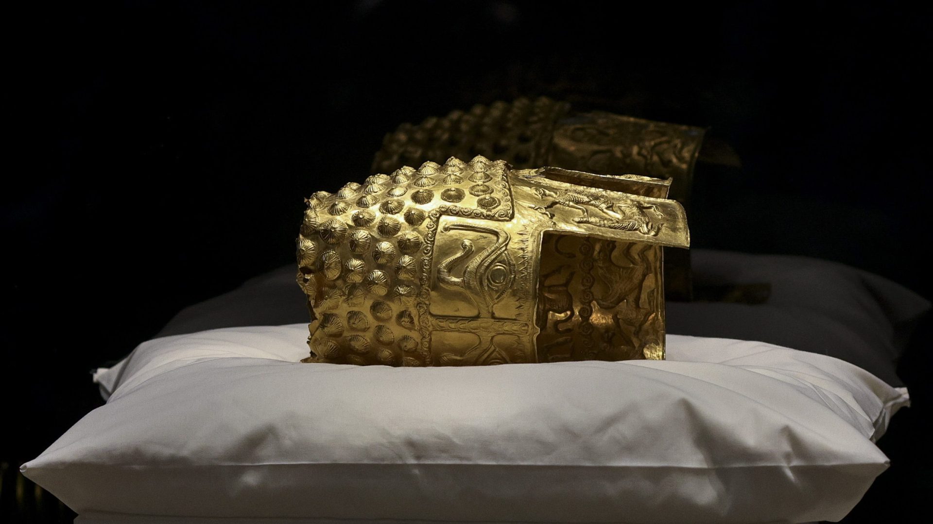 Coiful de la Coțofenești, ACASĂ: Artefactul, expus la Muzeul Național de Istorie. A treia brățară, mister (FOTO)