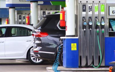 Cozi la benzină ca pe vremea lui ceaușescu: Cât s-a ieftinit un plin pentru șoferi