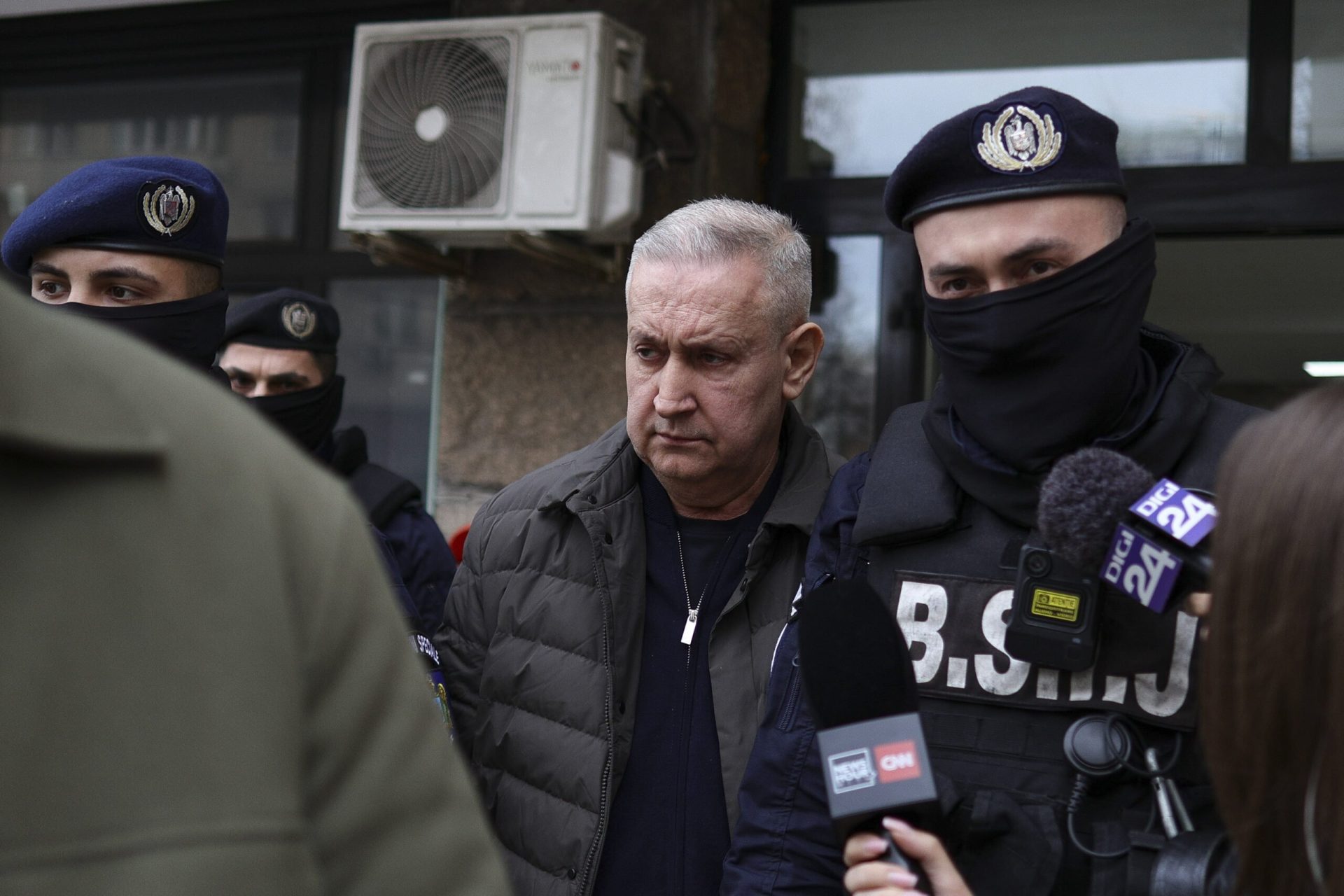 Șeful Autorității Rutiere, reținut de DNA într-un dosar de corupție Direcția Națională Anticorupție (DNA) a anunțat, miercuri, reținerea lui Cristian Anton, șeful Autorității Rutiere