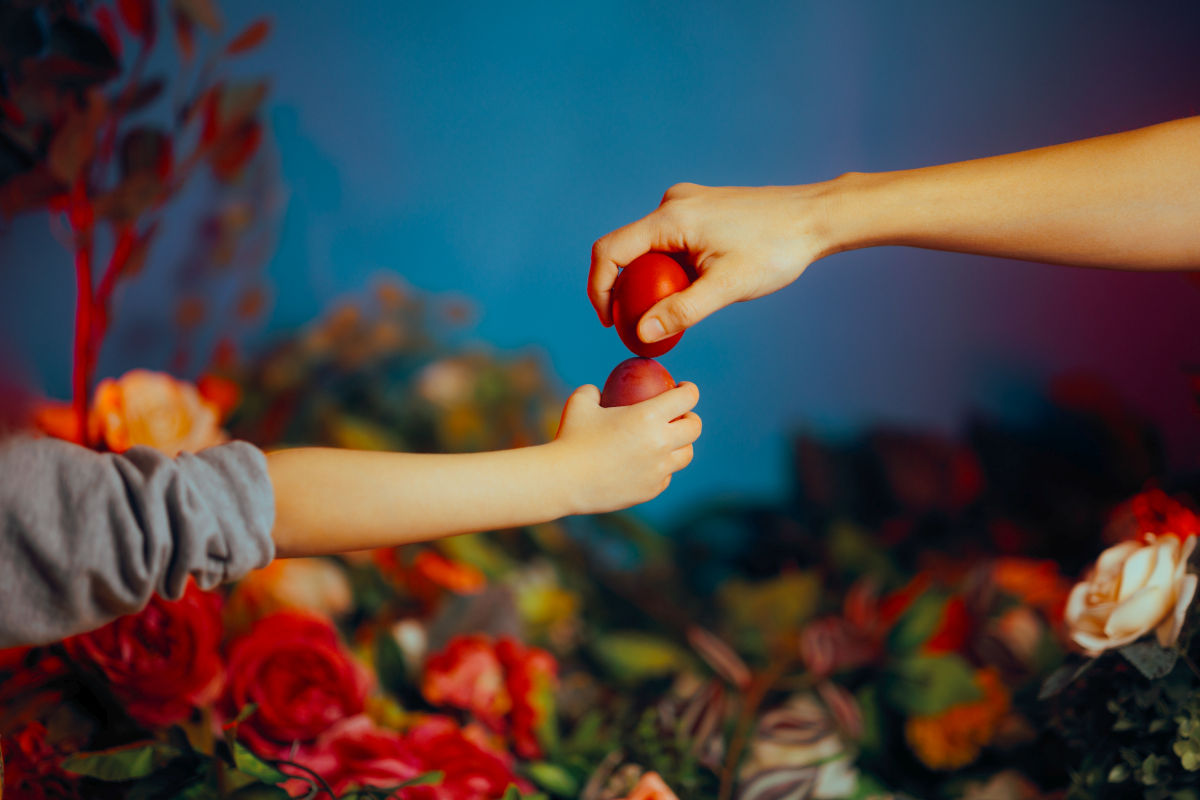 De ce ciocnim ouă roșii de Paște? Tradiția din România dezvăluită