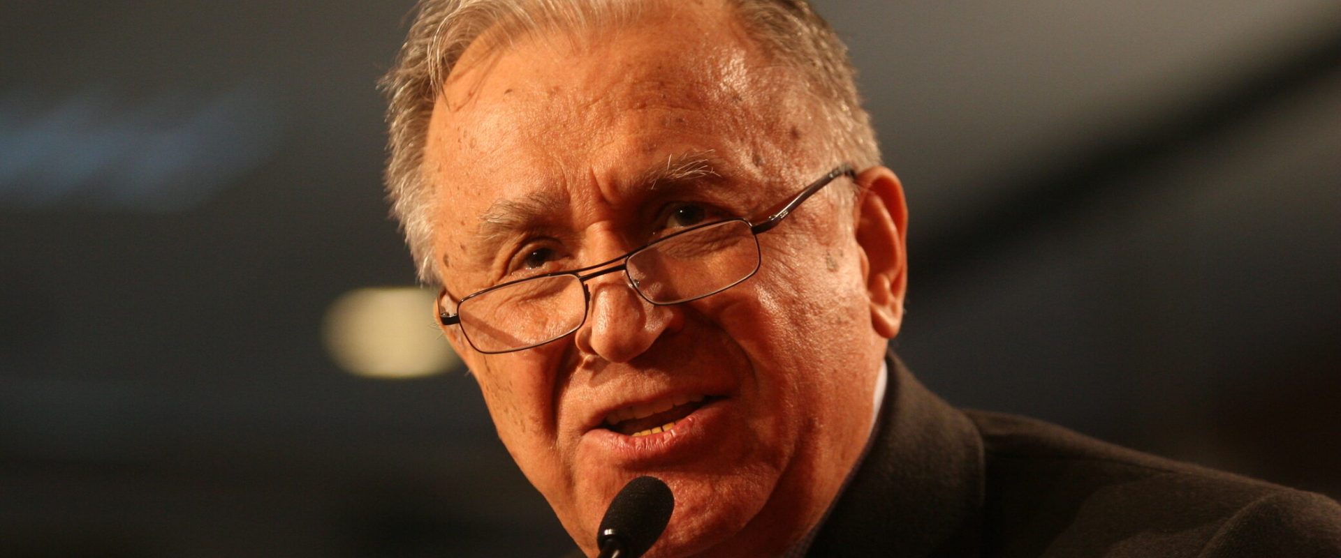 EXCLUSIV: Petre Roman, start ratat la Revoluție. Iliescu, reacție fulgerătoare