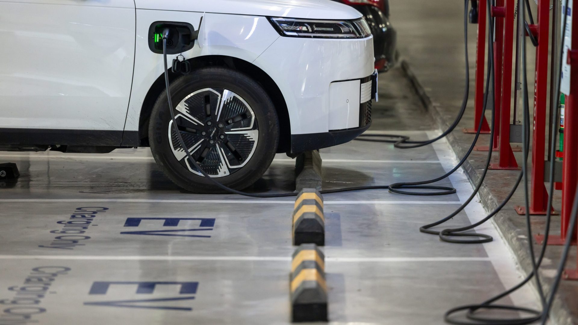 Parcarea electricelor rămâne gratuită în București până în 2027, dar hibridele pierd acest beneficiu Consiliul General al Municipiului București a decis, în urma unui amendament, ca șoferii de mașini electrice să beneficieze în continuare de parcare gratuită pe locurile albastre până la finalul anului 2027