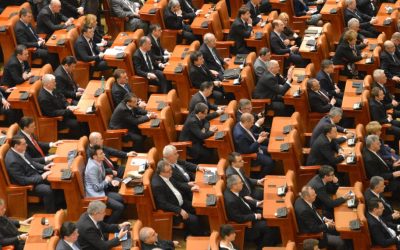 Deputații: Fostele soții pot păstra numele de căsătorie după divorț, fără acord