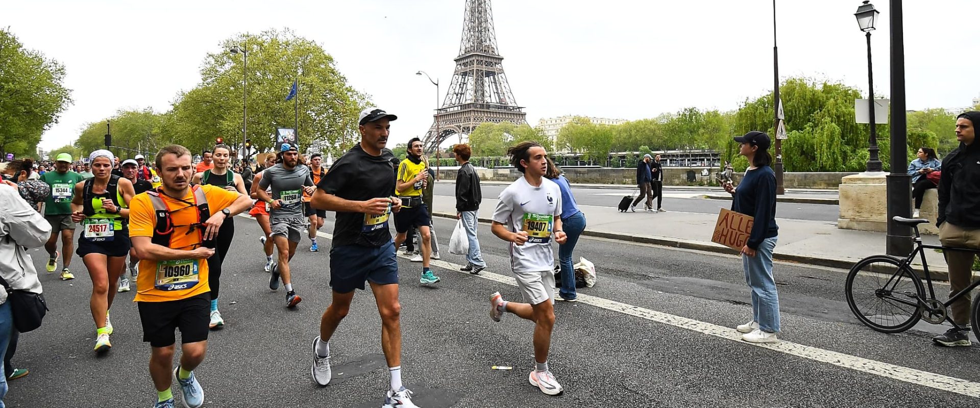 În mai puțin de o săptămână, Parisul se pregătește să găzduiască una dintre cele mai mari competiții de alergare din lume: Maratonul de Paris