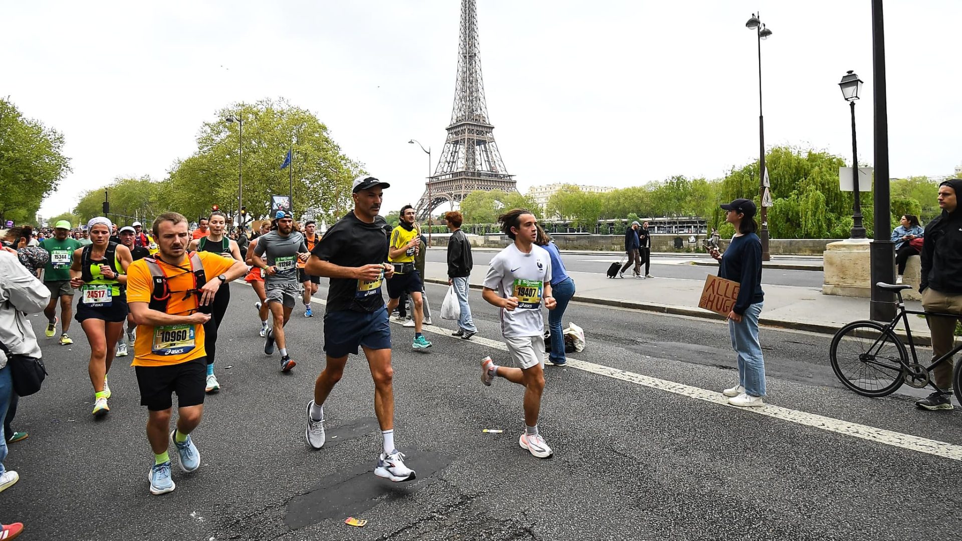 În mai puțin de o săptămână, Parisul se pregătește să găzduiască una dintre cele mai mari competiții de alergare din lume: Maratonul de Paris