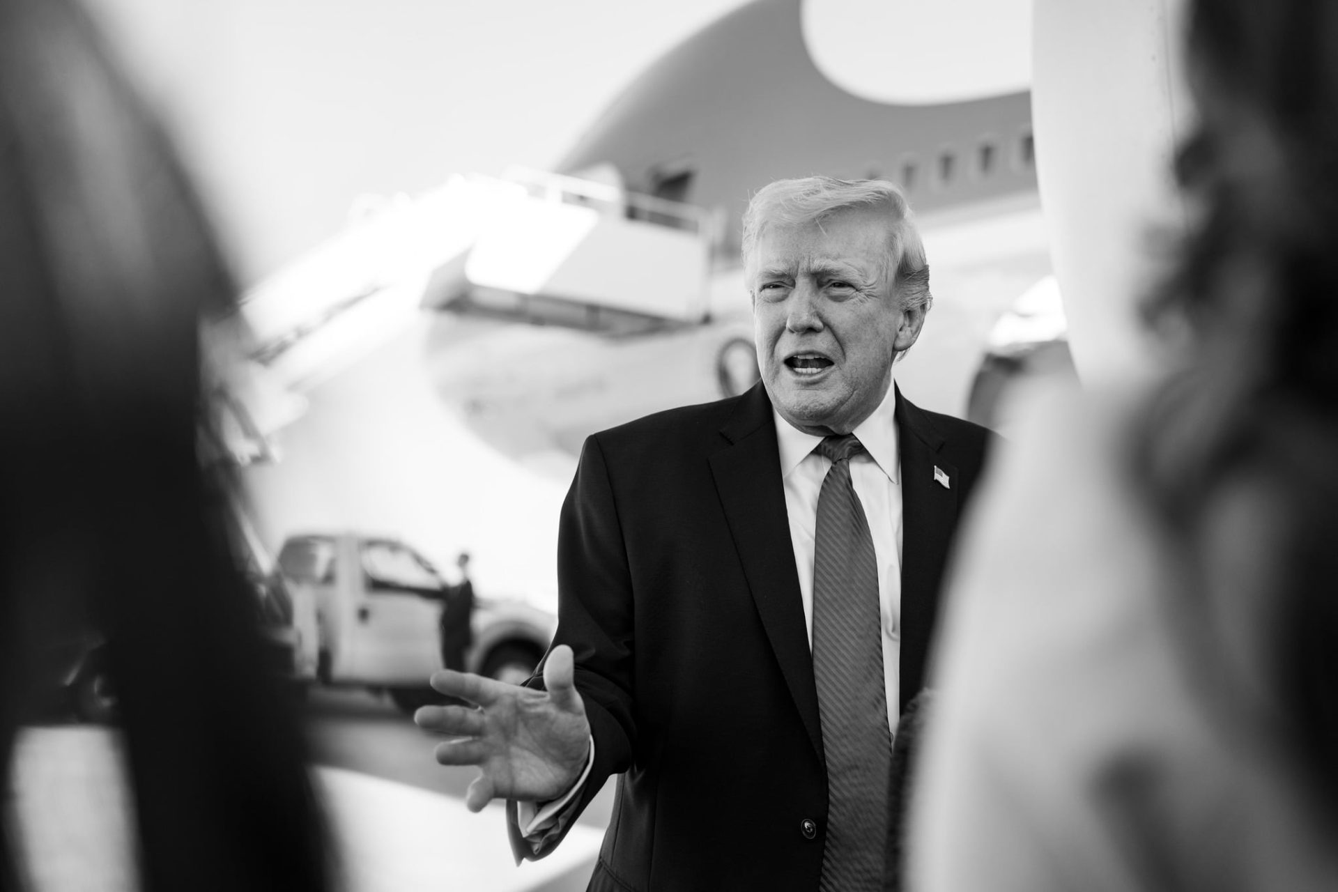 Trump, riposta dură: Blochează Iranul și-l atacă pe Papa Leon