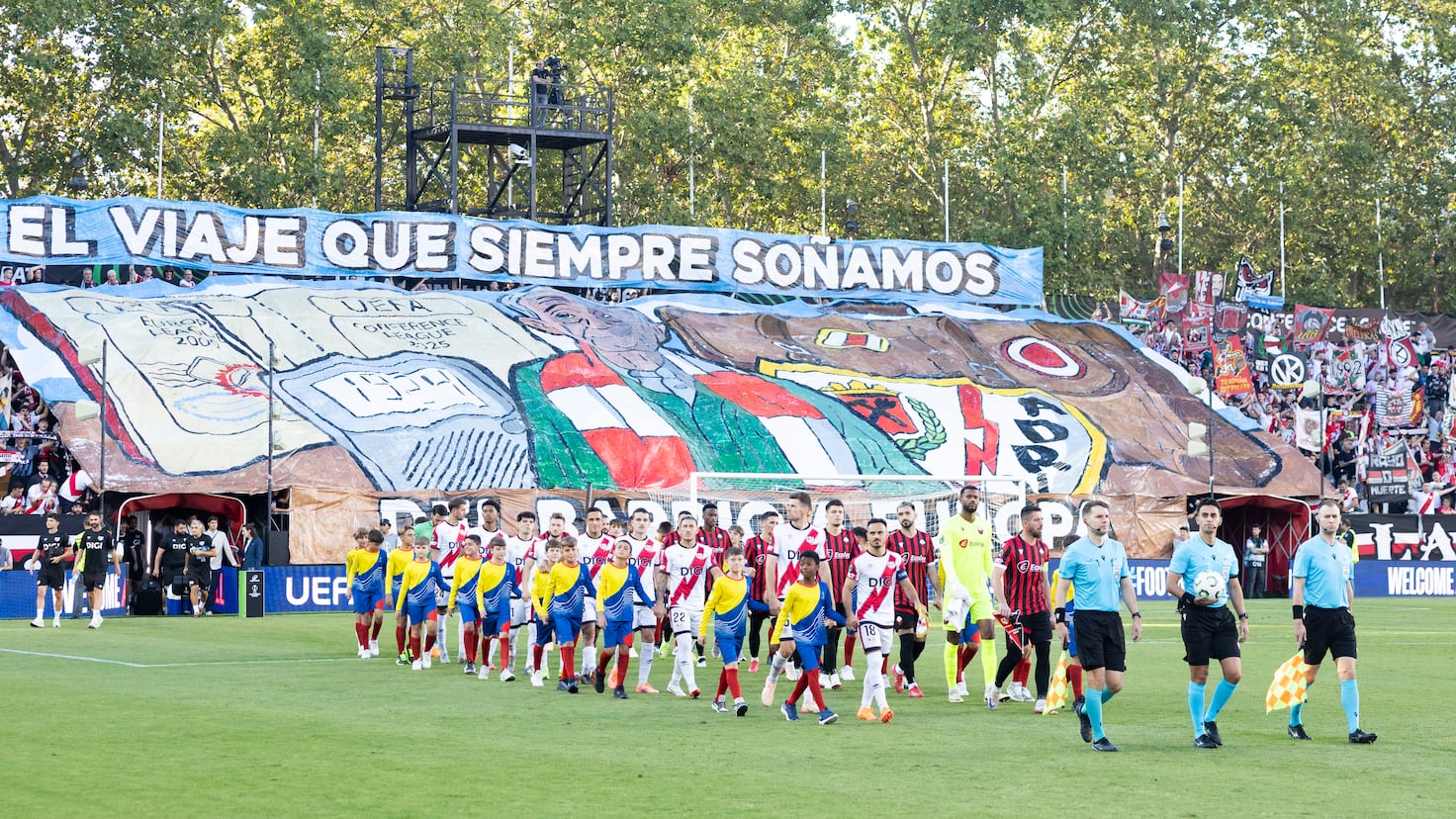 Două suflete, unite de o pasiune comună pentru fotbal și de o iubire necondiționată pentru echipa Rayo Vallecano, se pregătesc pentru un moment istoric