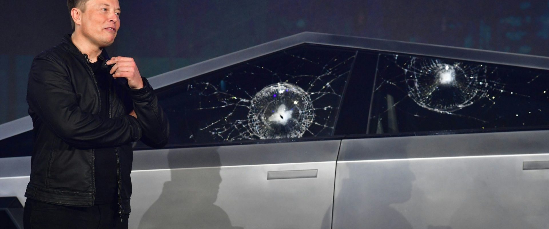 # Cybertruck implicat într-un accident, sistemul de conducere autonomă sub lupă Un recent accident în care a fost implicat un Cybertruck Tesla, despre care se presupune că folosea sistemul de conducere autonomă FSD, readuce în discuție siguranța și responsabilitatea acestor tehnologii