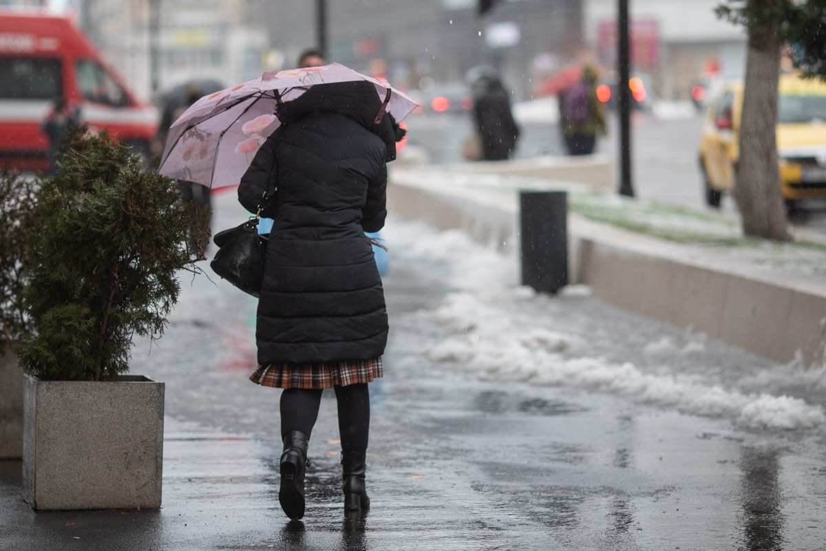 Vremea se înrăutățește: Vânt puternic și ninsori la munte