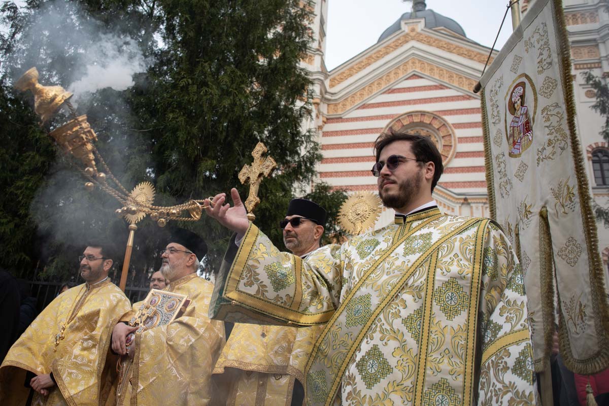 CREDINCIOȘII CELEBREAZĂ FLORIILE: INTRAREA DOMNULUI ÎN IERUSALIM Duminica aceasta, credincioșii ortodocși și greco-catolici din România celebrează sărbătoarea Floriilor, marcând Intrarea Domnului în Ierusalim