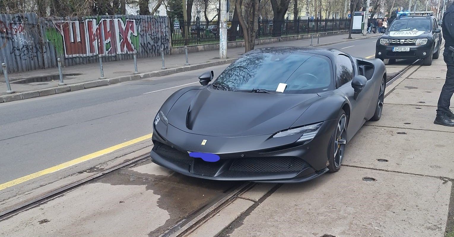 FOTO. Surpriză pentru un posesor de Ferrari în această dimineață în centrul Bucureștiului. „Valorează cât un penthouse în București”