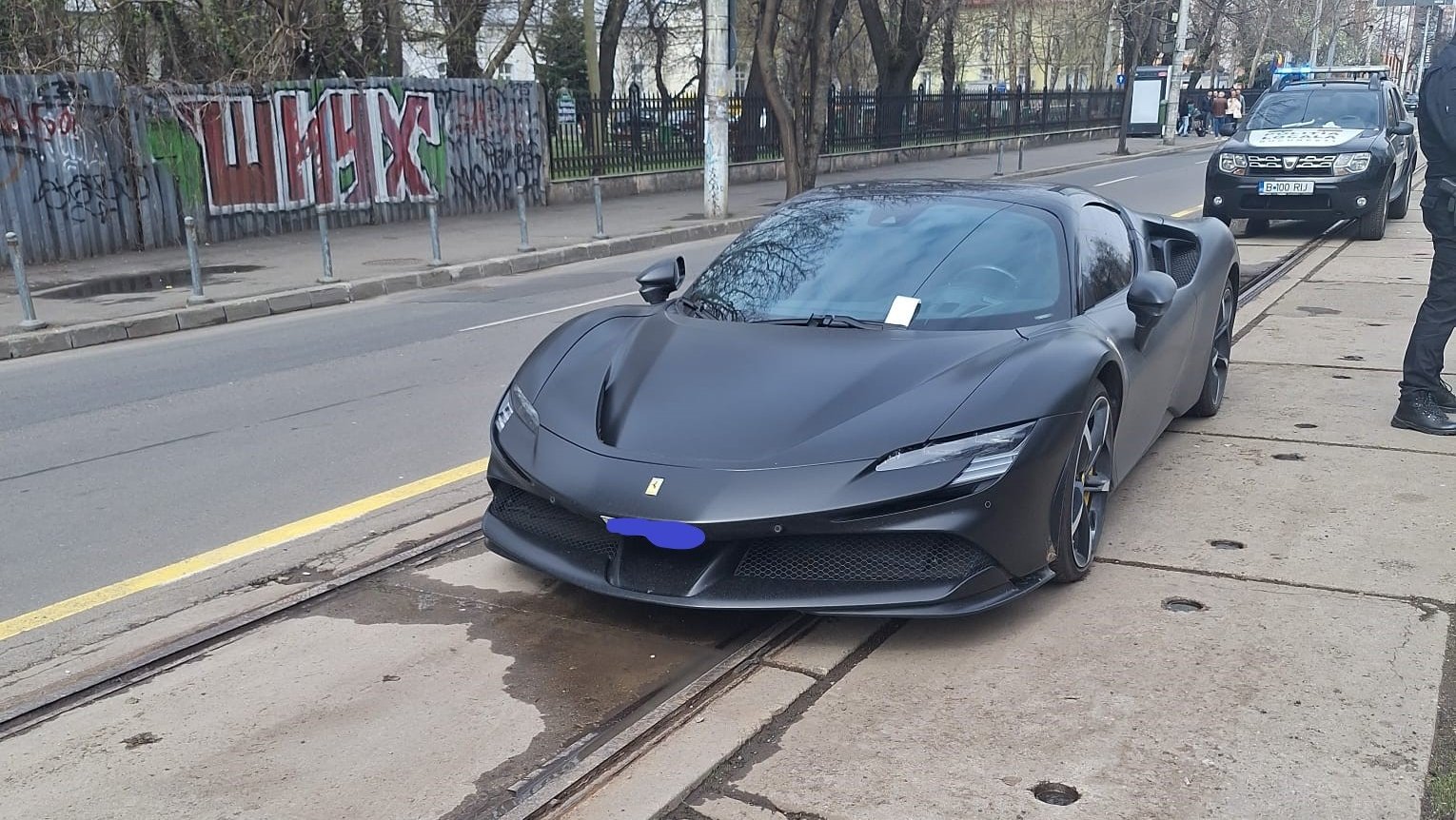 Un Ferrari Spider, ridicat de pe linia de tramvai Un Ferrari Spider, model SF90 Stradale, a fost ridicat de Poliția Locală Sector 1 din București, miercuri, după ce a fost parcat ilegal pe Bulevardul Ion Mihalache, în apropiere de Piața Victoriei