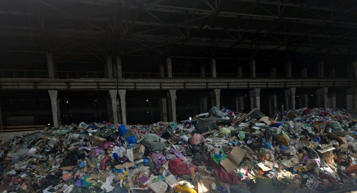 Deșeuri, tone de amenzi: Garda de Mediu București dă năvală la Hala Laminor