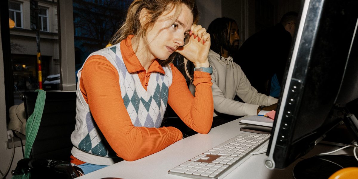 Gen Z sabotează AI: Teama de pierderea locurilor de muncă paralizează companii