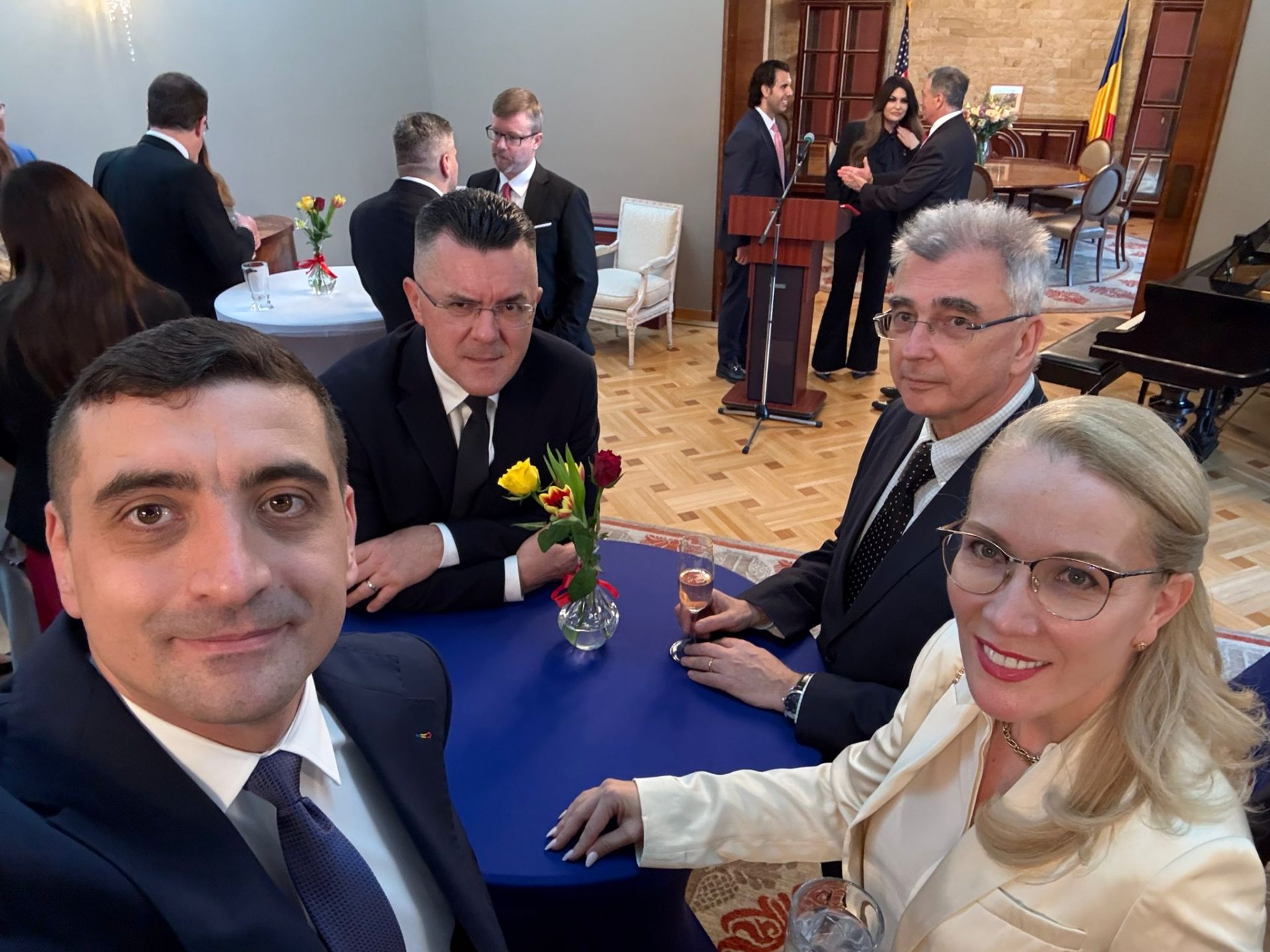 Simion și Dungaciu, prezenți la recepția Ambasadei SUA, în ciuda votului anti-american București – George Simion, liderul Alianței pentru Unirea Românilor (AUR), și Dan Dungaciu, o figură proeminentă a partidului, au participat la recepția organizată marți seara de ambasadorul Statelor Unite ale Americii, Darryl Nirenberg, cu ocazia inaugurării mandatului la București