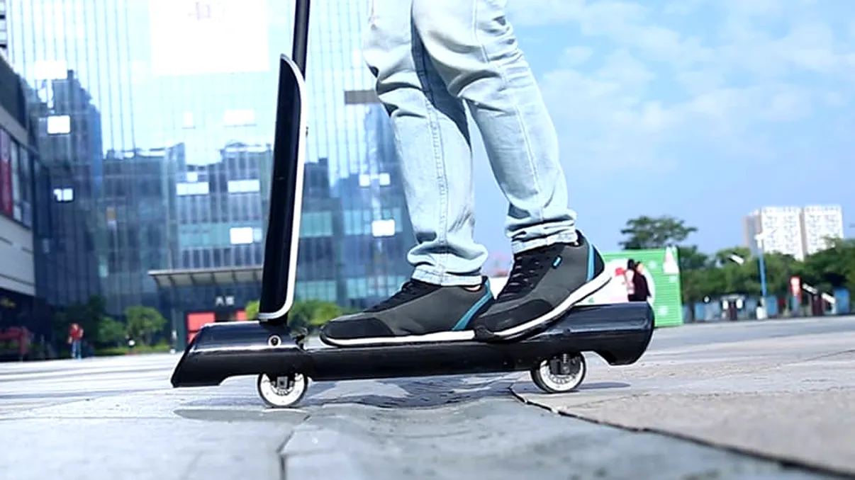 Gafa care-ți transformă trotineta într-o bombă: Cum o încarci safe acasă