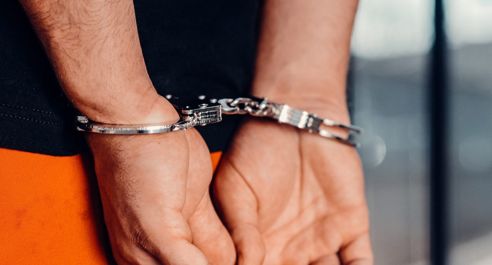 Doi Bărbați Reținuți la Hârșova pentru Distrugere, Violare de Domiciliu și Agresiune Doi bărbați, cu vârstele de 21 și 26 de ani, au fost reținuți de polițiștii din Hârșova, județul Constanța, în urma unor investigații într-un dosar penal
