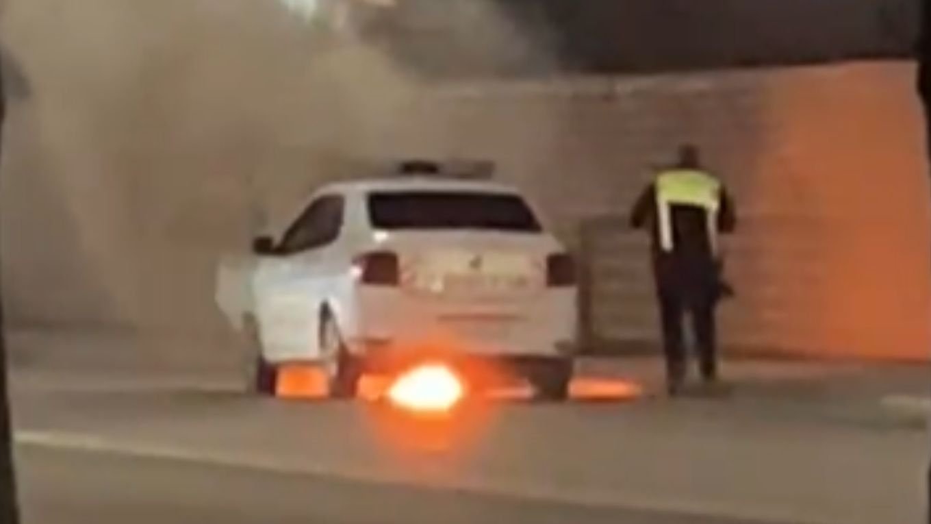 Un autoturism Dacia Logan, vopsit în culorile poliției, a fost cuprins de flăcări duminică seară pe o stradă din municipiul Iași, conform informațiilor publicate de Ziarul de Iași