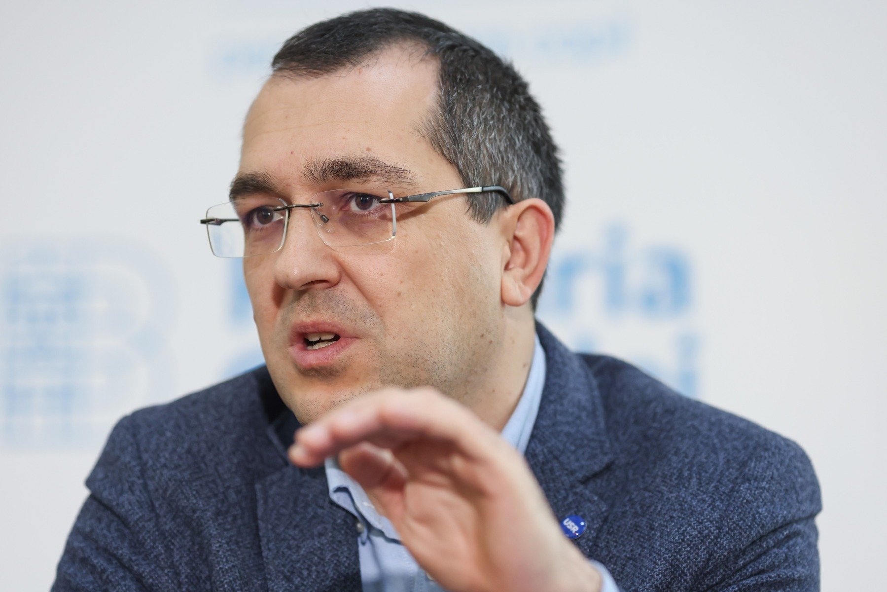 Fostul ministru al Sănătății, Vlad VOICULESCU, a aruncat o bombă în spațiul public, dezvăluind că Ministerul Sănătății nu a fost implicat în procesul de contractare a vaccinurilor anti-COVID