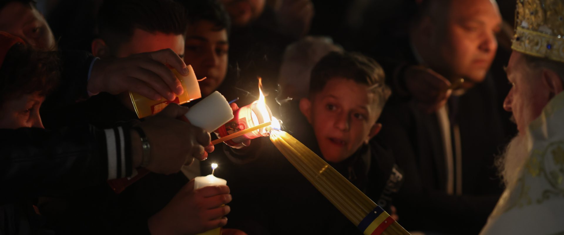 Începe Slujba de Înviere la Patriarhie: Când primesc credincioșii Lumina Sfântă?