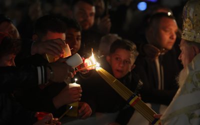 Începe Slujba de Înviere la Patriarhie: Când primesc credincioșii Lumina Sfântă?