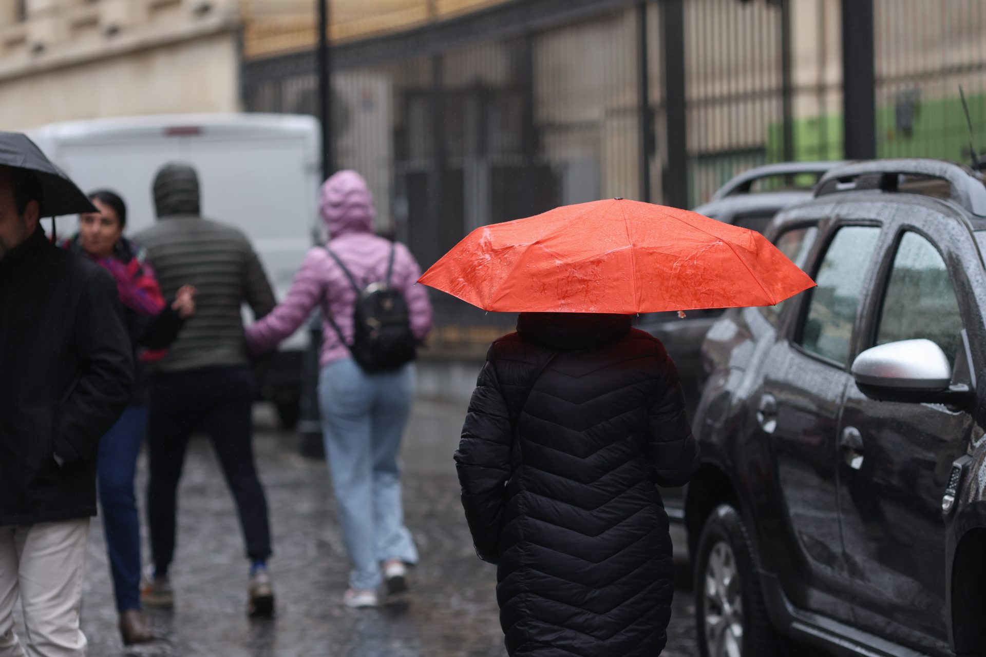 Vremea capricioasă se instalează peste București: Ploi și temperaturi în scădere Bucureștenii se pot aștepta la o perioadă mohorâtă, cu ploi și temperaturi în scădere, conform prognozei speciale emisă joi de Administrația Națională de Meteorologie (ANM)