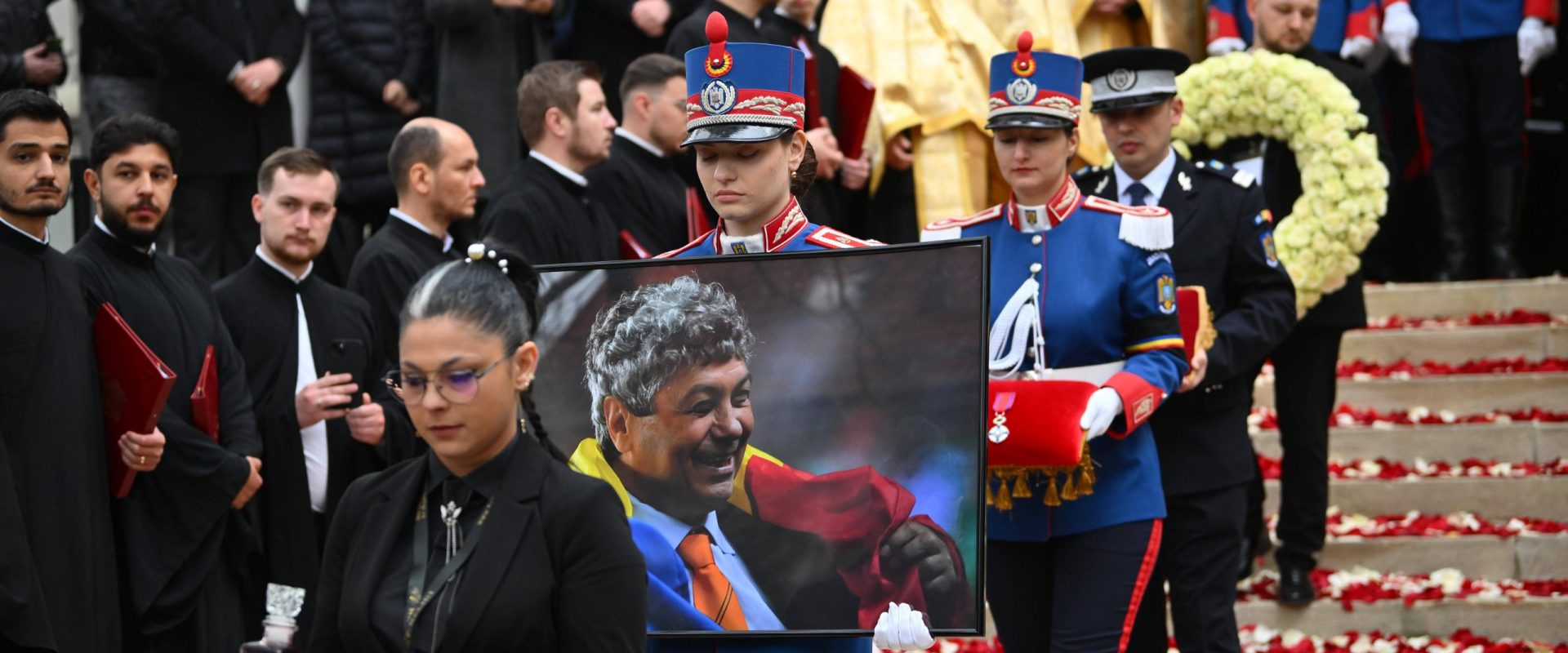 Mircea Lucescu, condus pe ultimul drum cu onoruri militare la Bellu