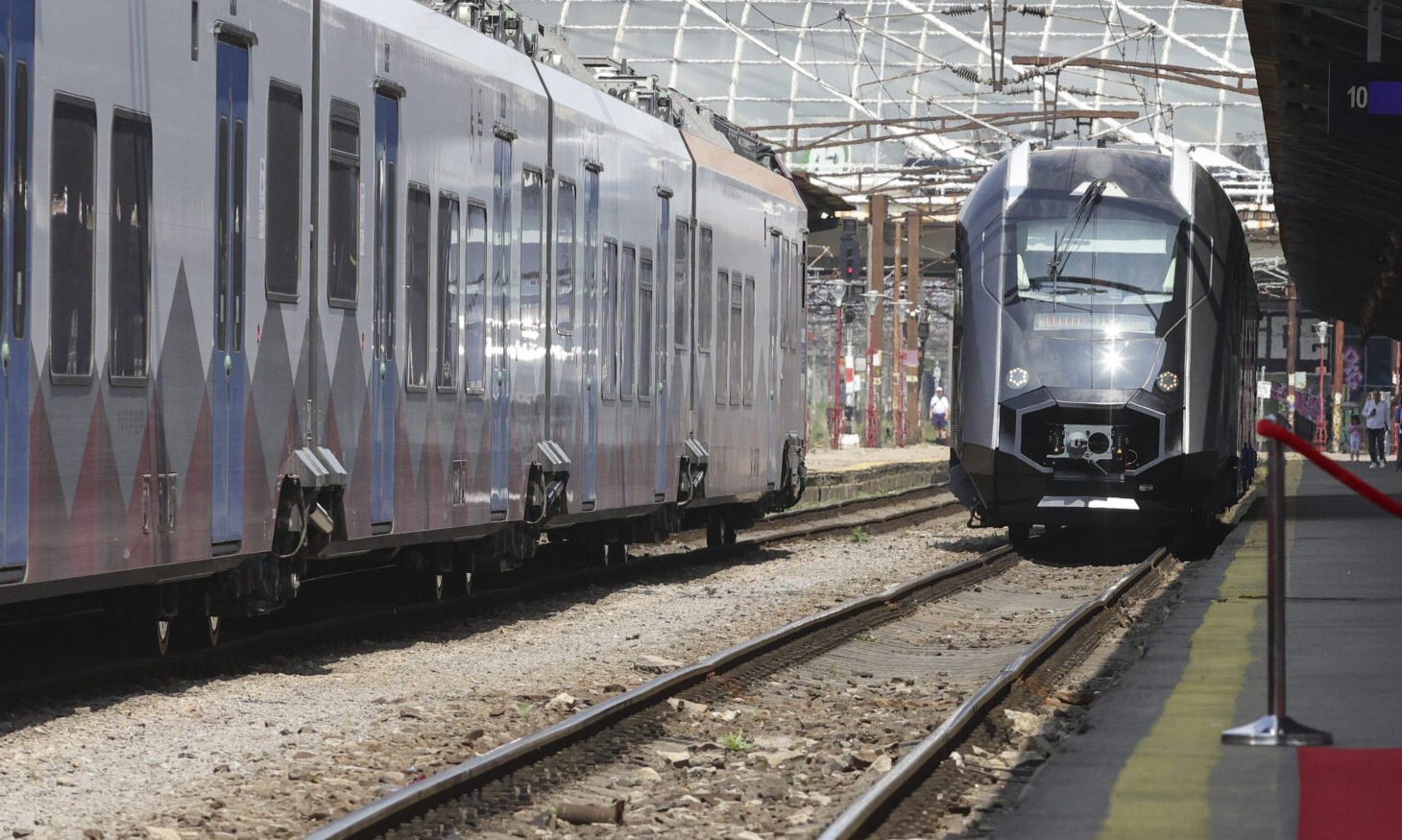 Durata călătoriei cu trenul pe ruta București – Arad ar putea fi redusă cu aproape trei ore după modernizarea tronsonului feroviar Brașov – Sighișoara, conform Asociației Pro Infrastructură