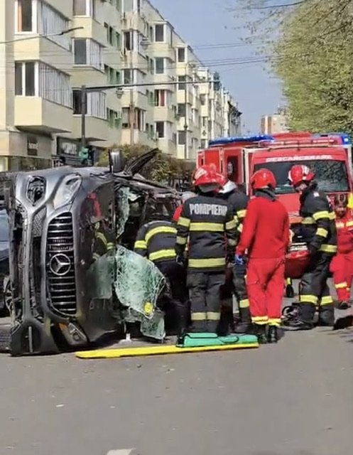 Un accident rutier grav a avut loc pe Bulevardul Revoluției din ARAD, soldat cu o persoană încarcerată