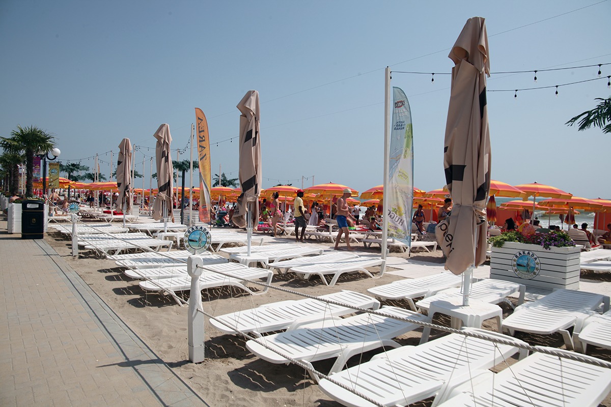 Șezlongurile ilegale, eliminate de pe plaje: Reacția dură a operatorilor