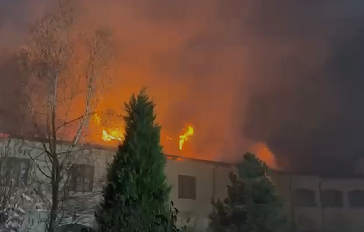 VIDEO Incendiu puternic în ziua de Paște la Mănăstirea Bistrița din Vâlcea