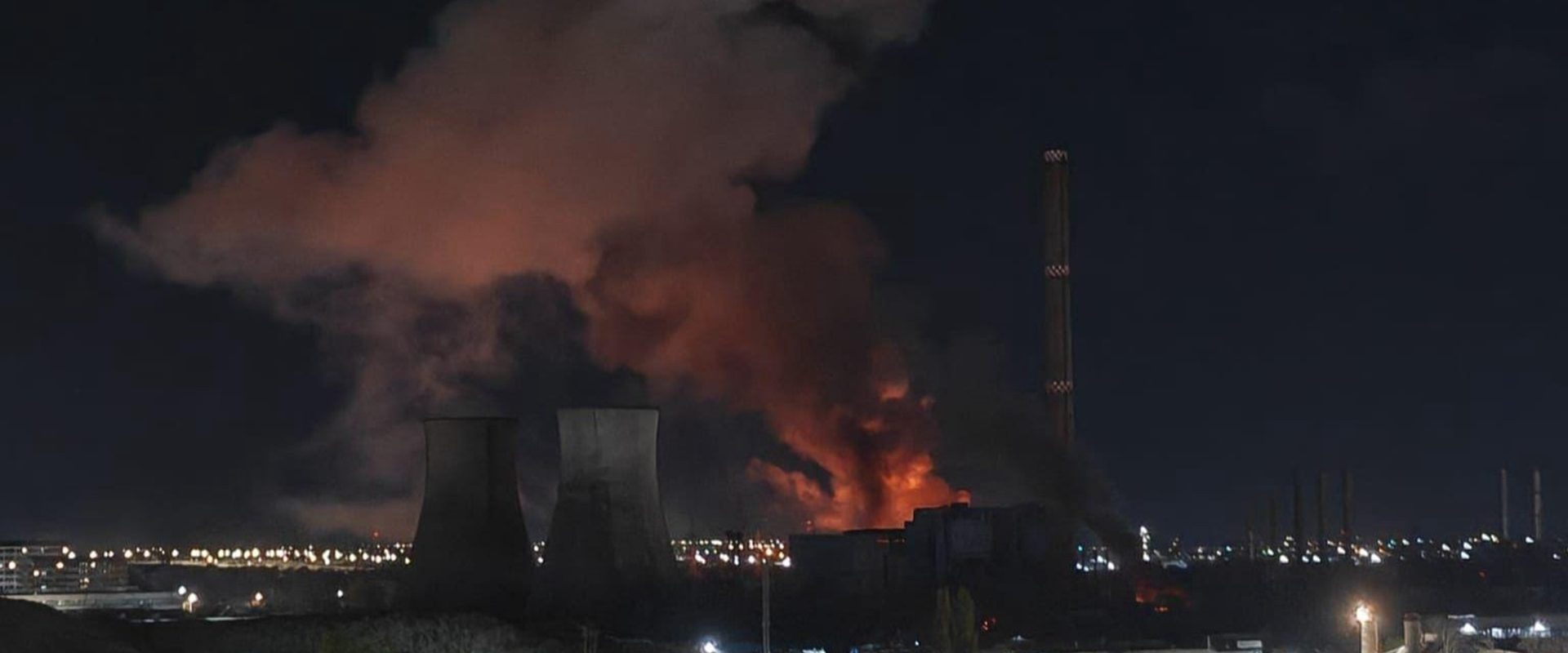 Mii de bucureșteni, fără apă caldă după incendiul de la CET Vest