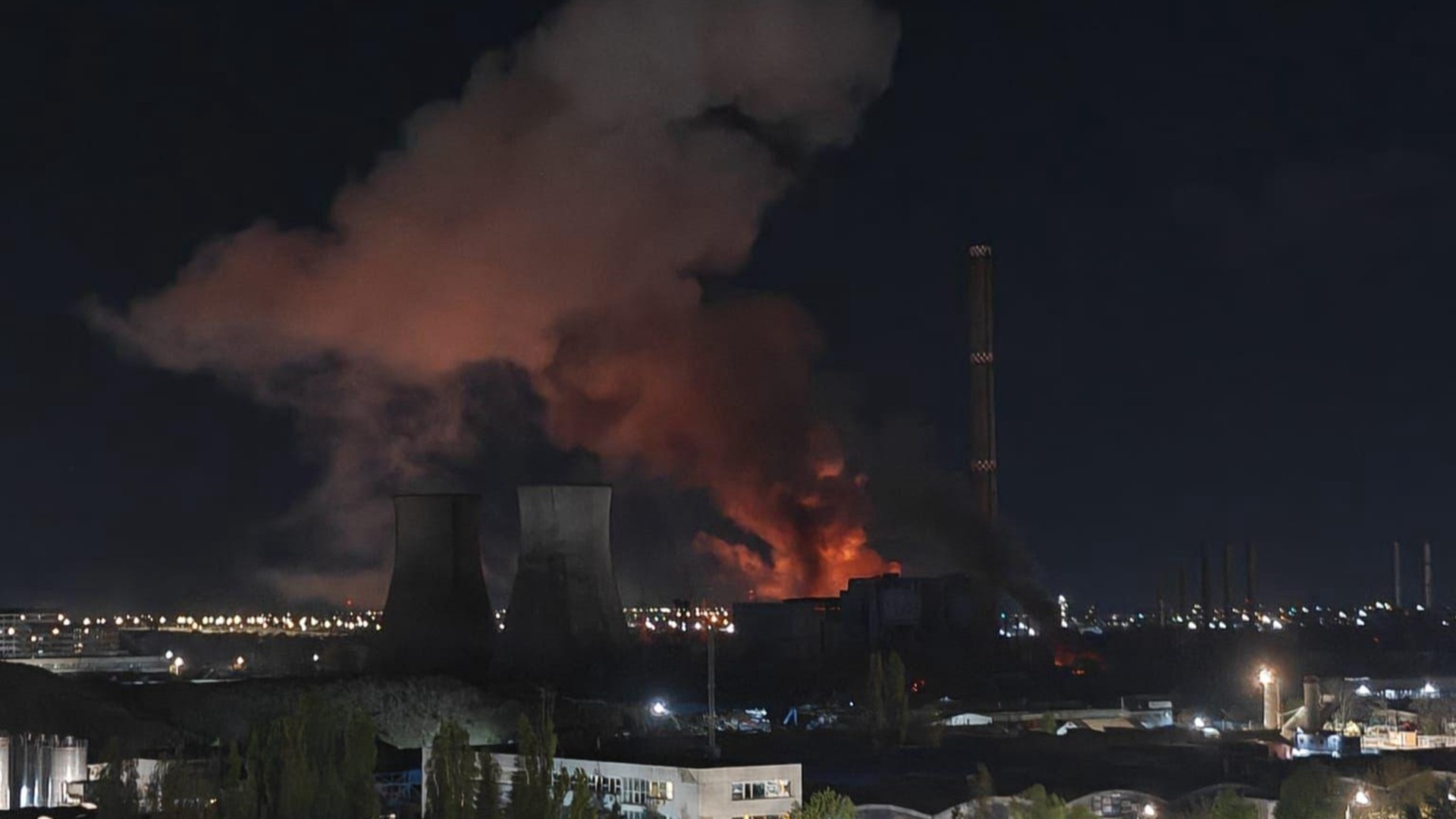 Mii de bucureșteni, fără apă caldă după incendiul de la CET Vest