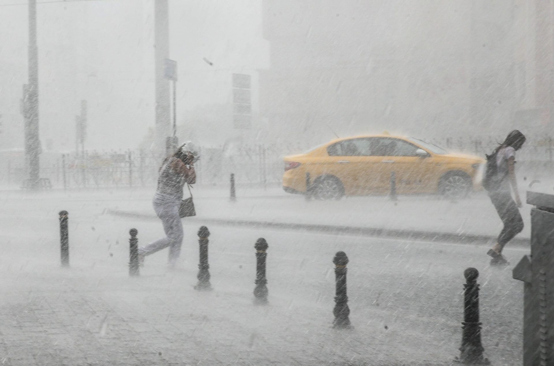 Vremea capricioasă revine: Ploi și vânt puternic, cu informare meteorologică pentru București Vremea se schimbă radical în următoarele zile, cu ploi moderate cantitativ și vânt puternic, anunță meteorologii