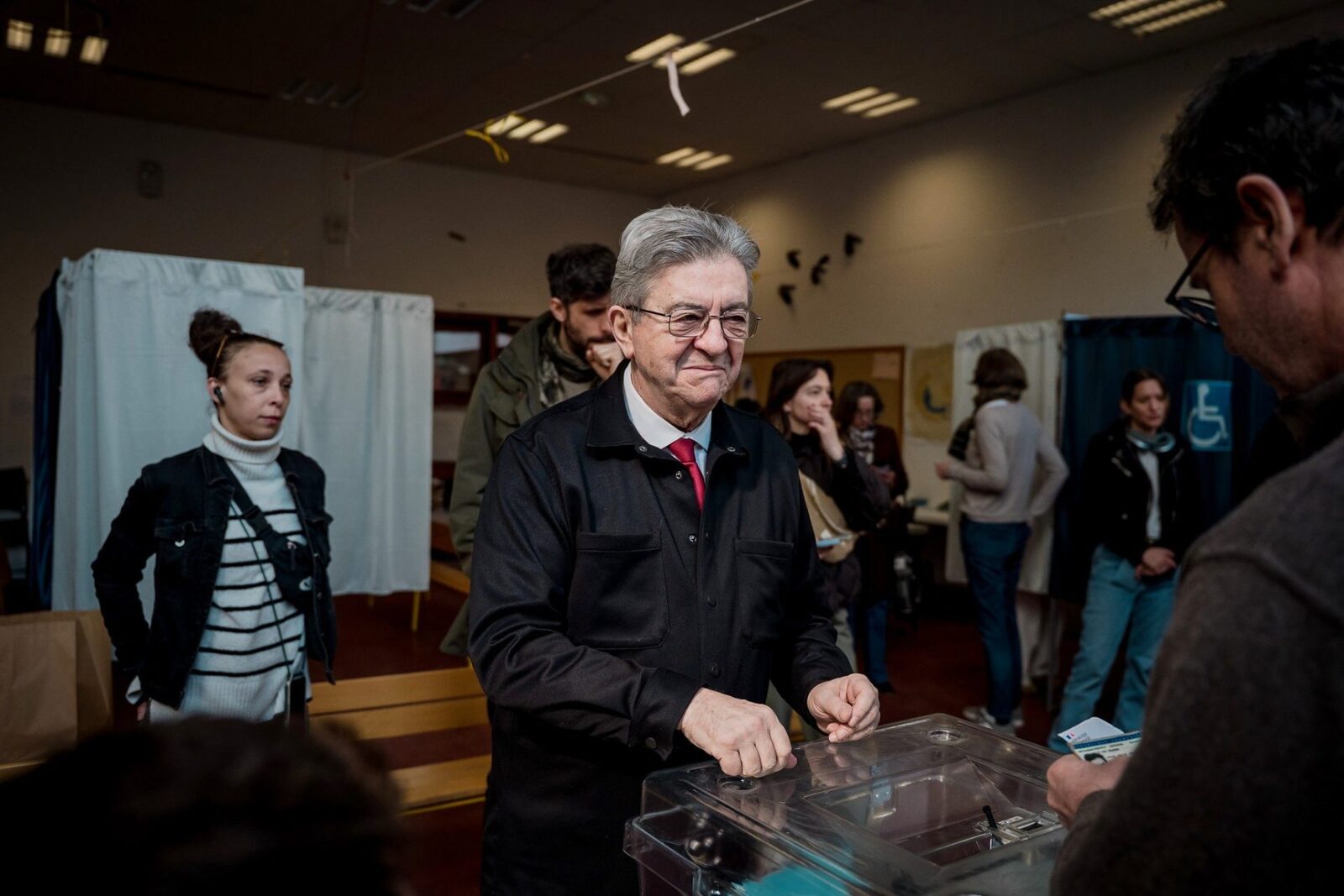 Deputatul francez JULIEN ODOU dal partidului Reunirea Națională (RN), formațiune de dreapta populistă, a sesizat justiția cu privire la presupuse finanțări ilegale dinspre VENEZUELA către partidul La France Insoumise (LFI), condus de JEAN-LUC MÉLENCHON
